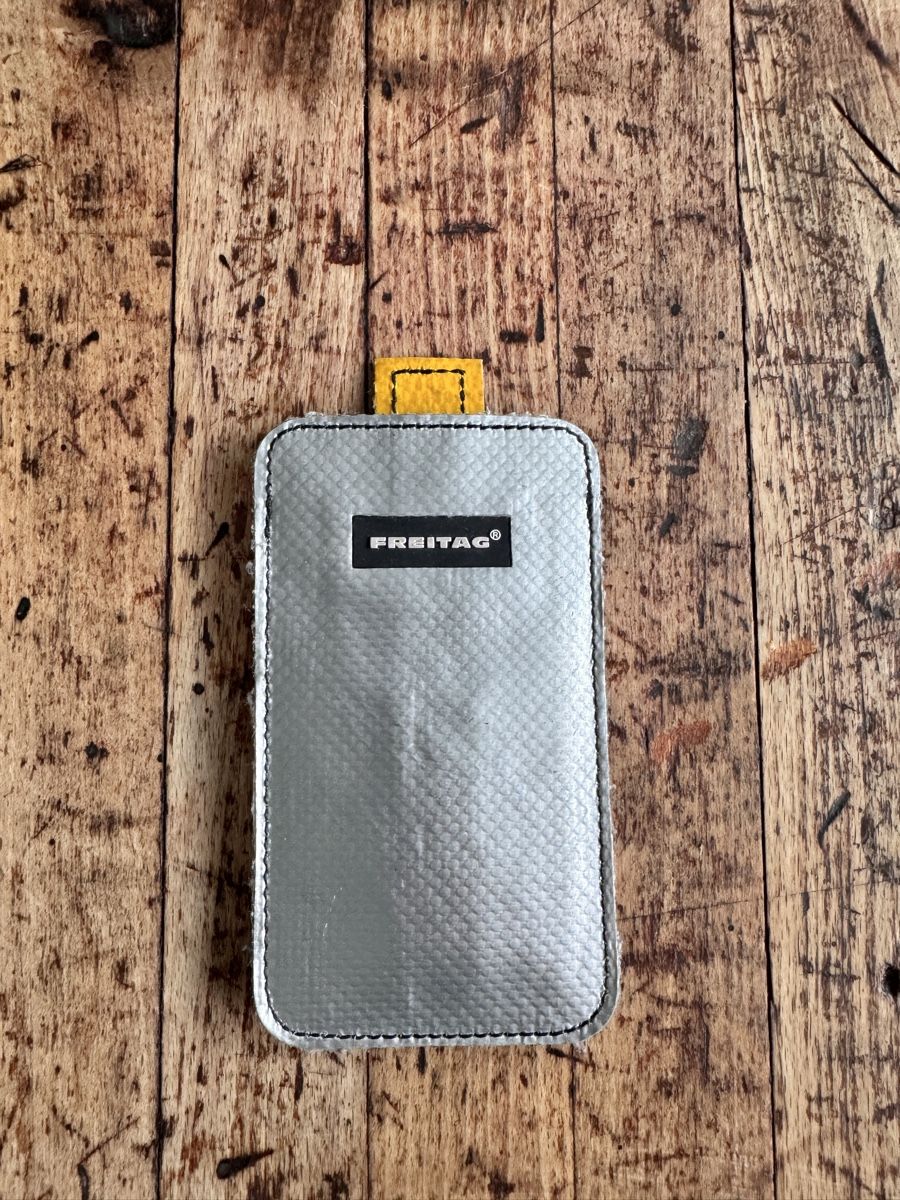 Freitag Cover & Protezioni schermo: Freitag Tasche Handyhülle Silber – Usato da Hedingen venduto da jackie74