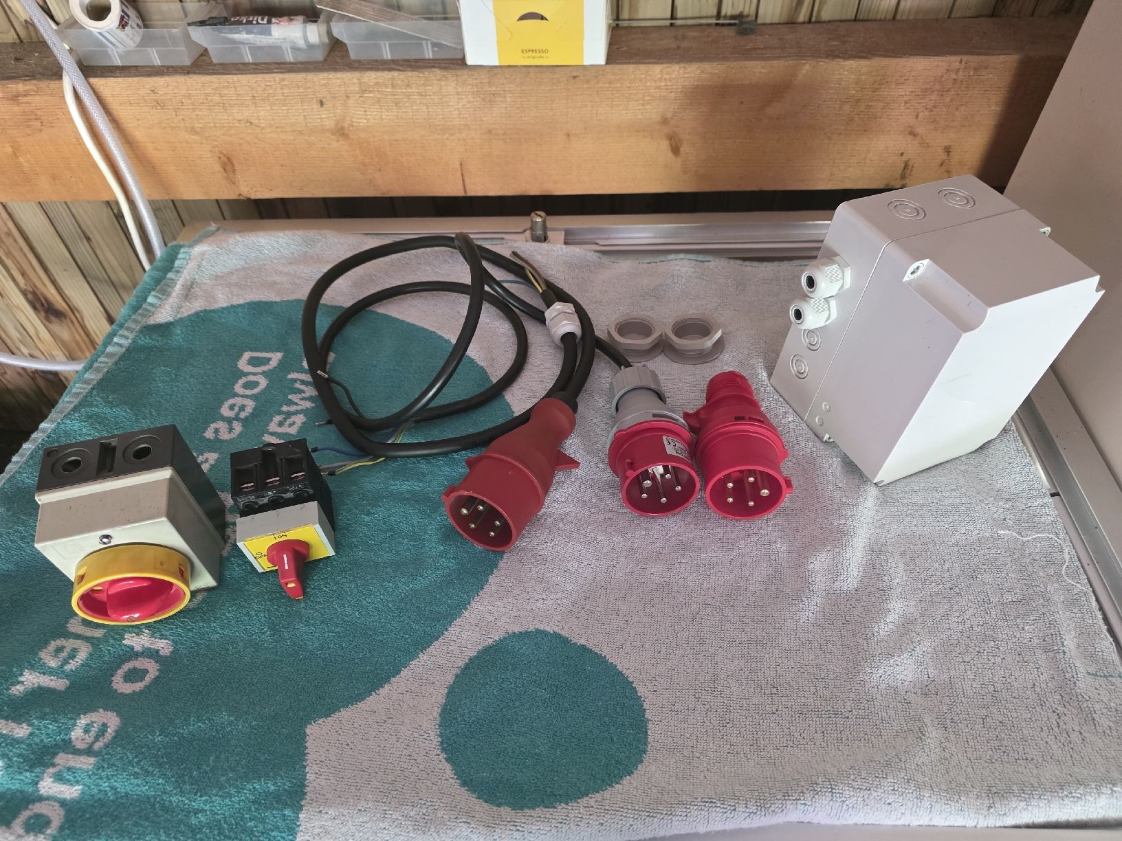 Elektronikbauteile: Lot Connecteurs industriels rouges et gris ensemble complet – Gebraucht aus Carrouge VD von Bogdan95