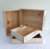 Vier flache Weinkisten als Aufbewahrungsboxen oder zur Deko