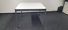 USM Haller Tisch 100x100cm Weiss Chrom Gestell
