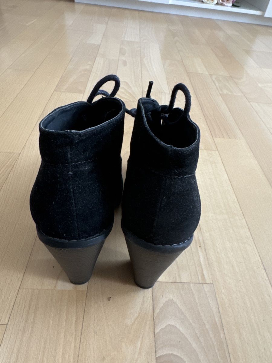 Scarpe da donna: Schwarze Wildleder Stiefeletten mit Absatz 39 – Usato da Abtwil SG venduto da ale2002 1