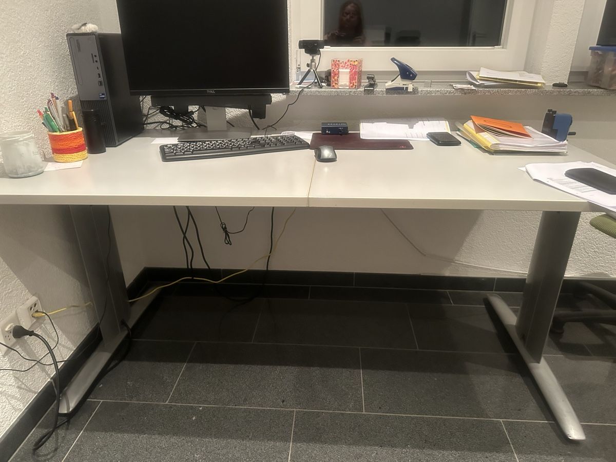 Scrivanie: Bürotisch grau, 160x80 – Usato da Lostorf venduto da Esther26341