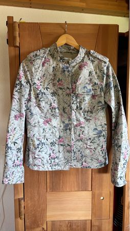 Leichte Sommerjacke mit Blumenmuster, Grösse M, neuwertig