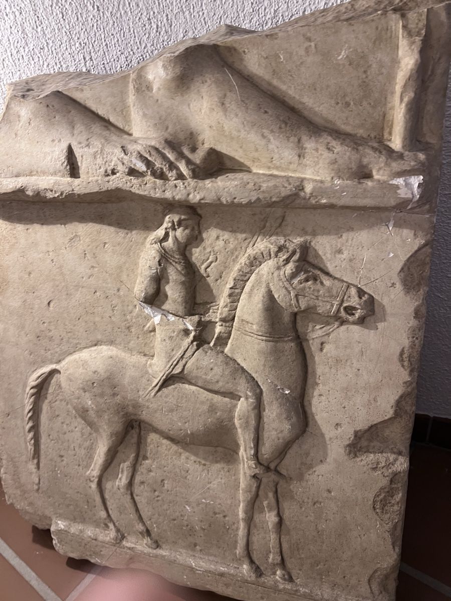 Statuette: Relief mit Reiter und Figuren – Usato da Bern venduto da Ricardolini 1