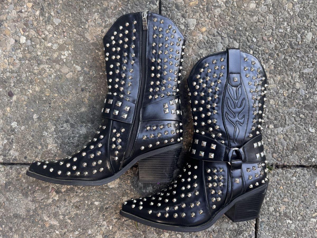 Damenschuhe: Kunstleder Stiefel mit Nieten – Gebraucht aus hendschiken von hippielfe 1