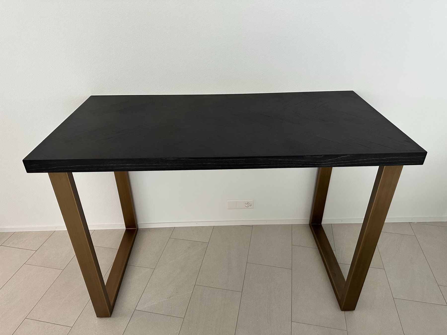 Set di tavolo e panche: Designer Bartisch Blackbone mit 2 Samt-Barhockern – Usato da Illnau venduto da Polobear 2