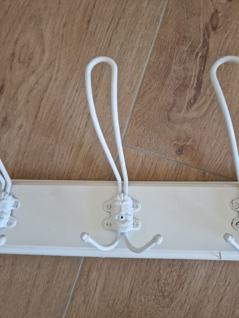 Garderobe: Garderobenleiste Holz weiss – Gebraucht aus Eschenbach SG von SanFranciscoCalifornia 1