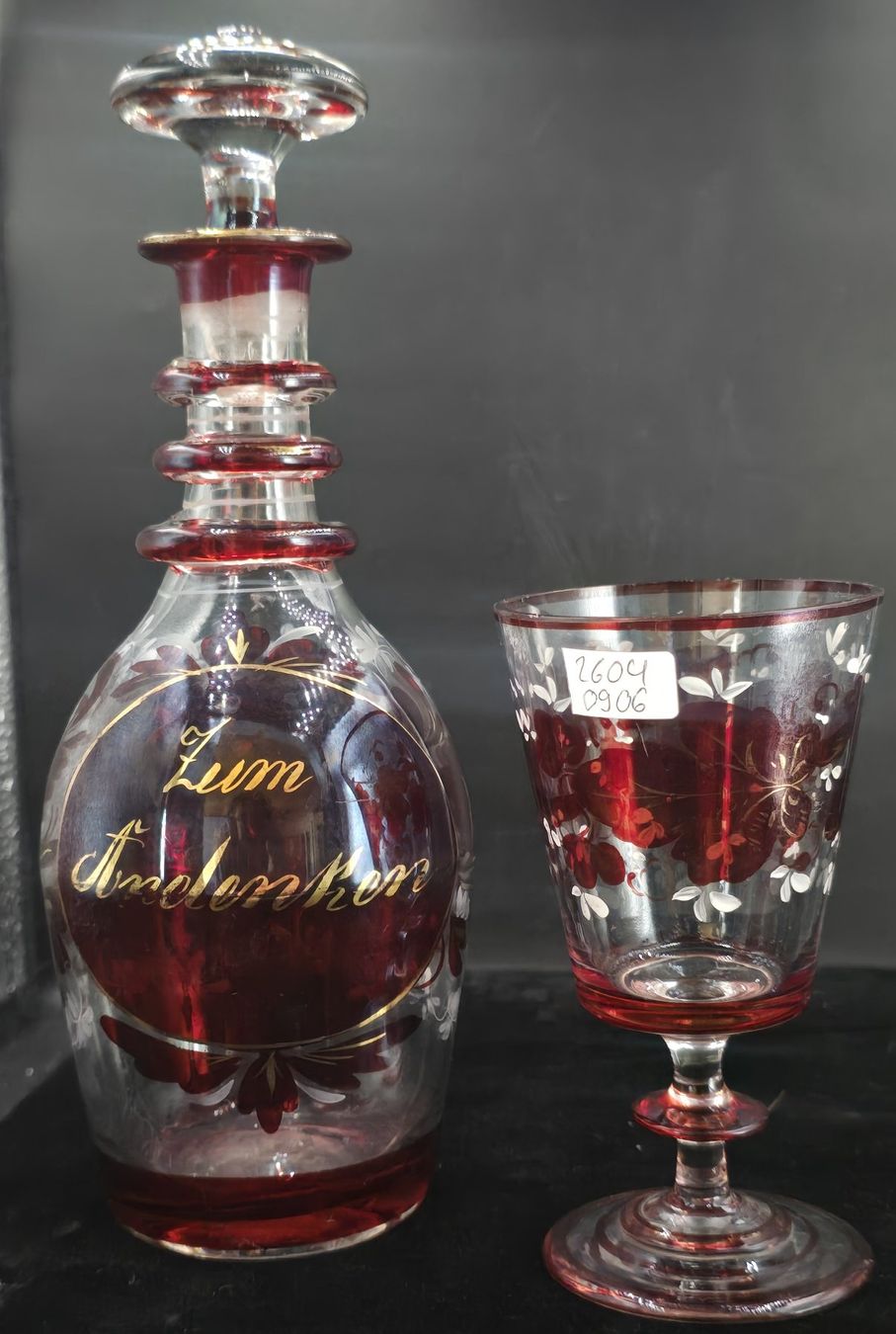 Karaffen: Karaffe mit Stöpsel, Buntglas mit 1 Glas – Gebraucht aus Rorschacherberg von snOOpydOg11
