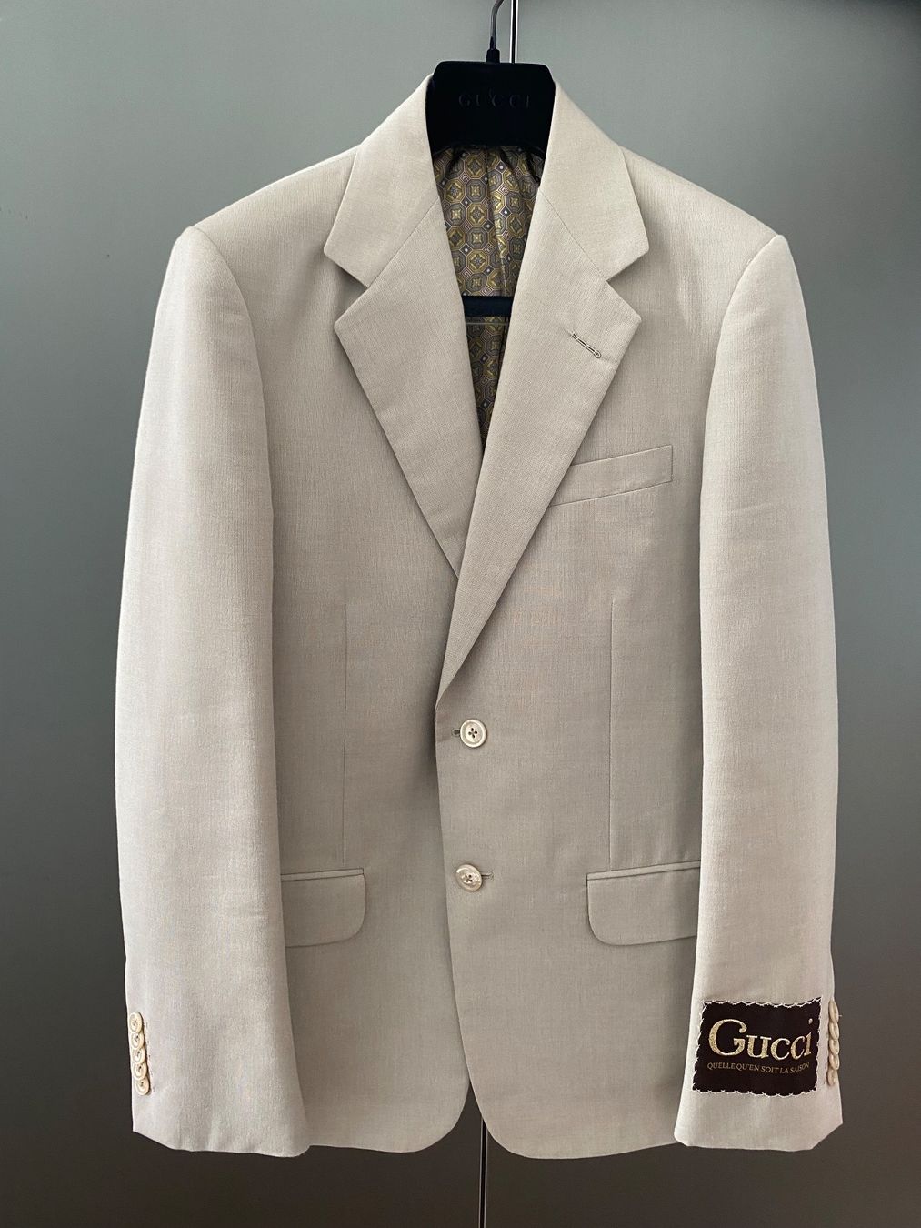 Gucci Completi: New Gucci Blazer+Pants in Beige – Nuovo e nell'imballaggio originale da Zürich venduto da pas_9czf
