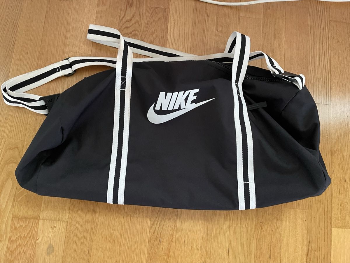 Nike Borse: Nike Tasche – Usato da Wichtrach venduto da F.buerki