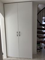 Schrank weiss 2 Tueren 6 Einlegeboeden neuwertig