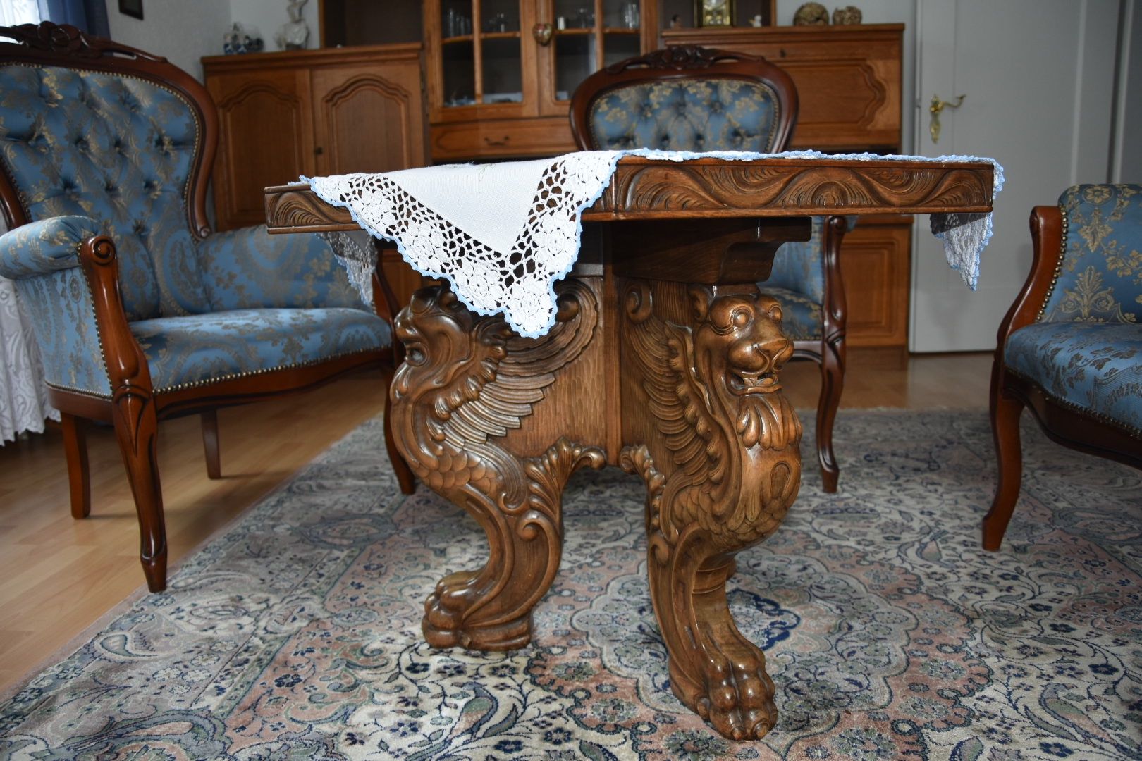 Tavoli: Holztisch mit kunstvollen Schnitzereien – Usato da Menziken venduto da mad_2pvh
