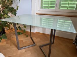 Tisch mit Glasplatte und Metallgestell gebrauchter Zustand