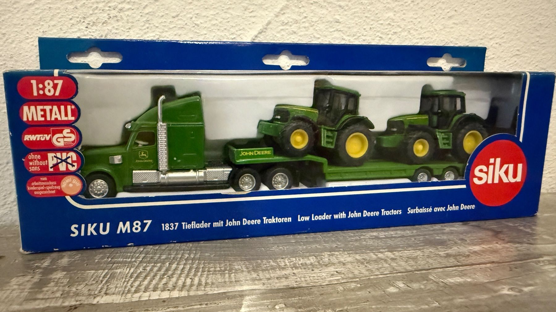 Siku Modellini d'auto: 1837 Treflader mit John Deere Traktoren – Nuovo e nell'imballaggio originale da Ennetbürgen venduto da Siku-Sammlung
