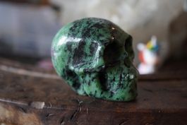 Rubin in Zoisit    Skull     "TOPSTONE"