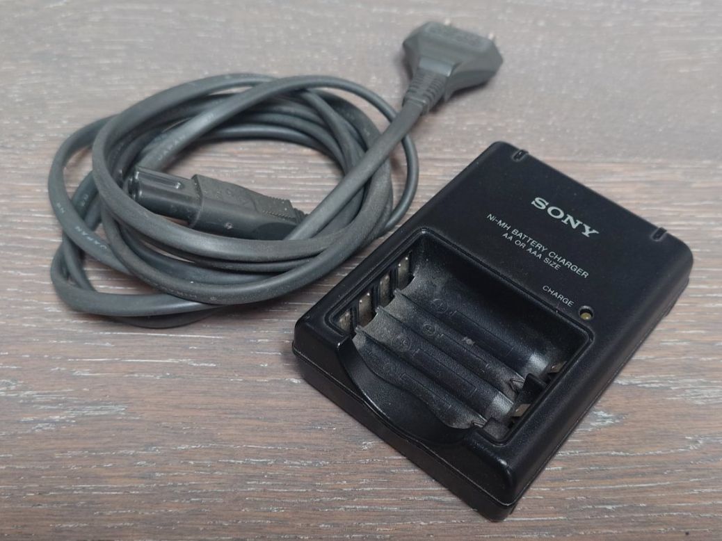 Sony Akkus & Batterien: Ni-MH Battery charger BC-CS2B – Gebraucht aus Arconciel von Pgendre