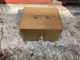 Alter, kleiner Tresor von Tresora, mit 2 Schlüsseln