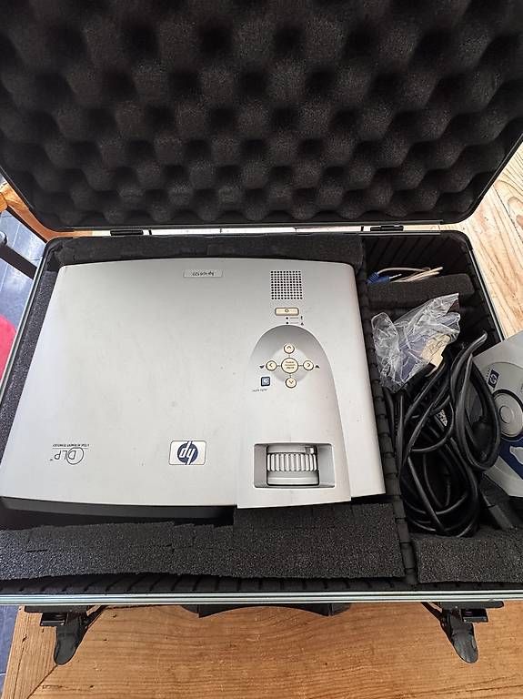 Proiettori: HP VP 6120 Projector with Full Set with Remote and Suitcase  – Usato da Melide venduto da cla_g5fs 2