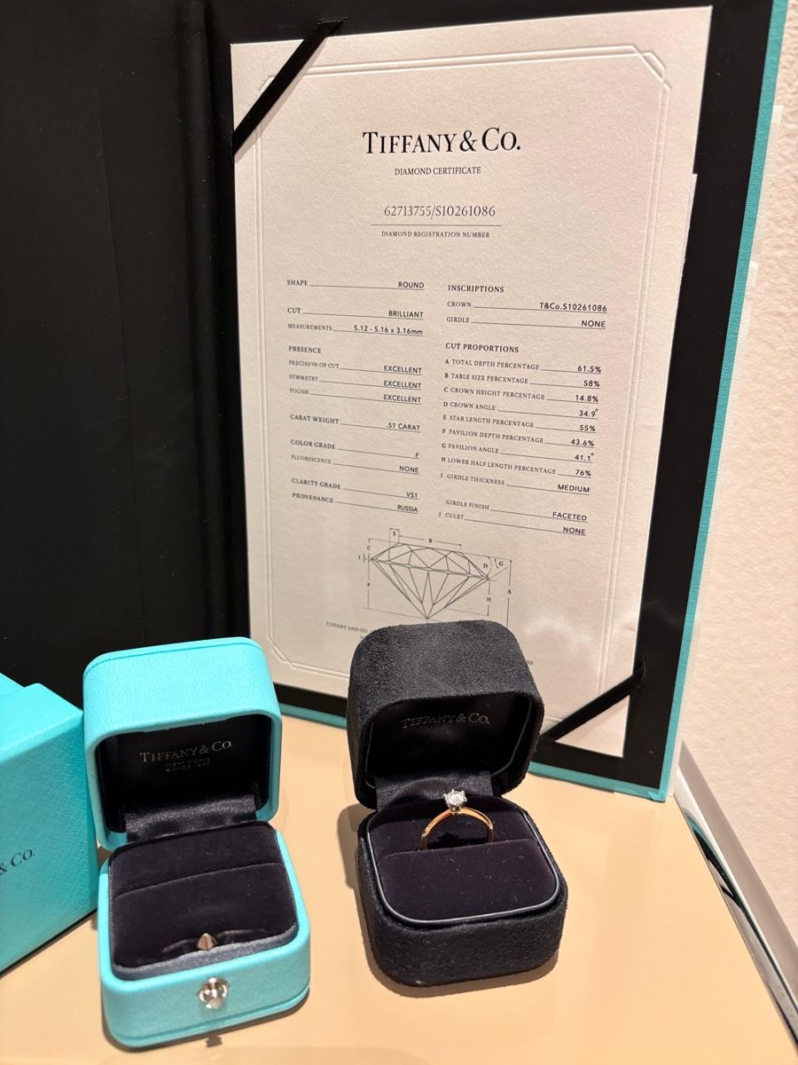 Tiffany & Co. Bagues: Wunderschöner Tiffany & Co. Solitär Ring, 0,51 Karat – Neuf (Voir description) à lenzburg par naemi30