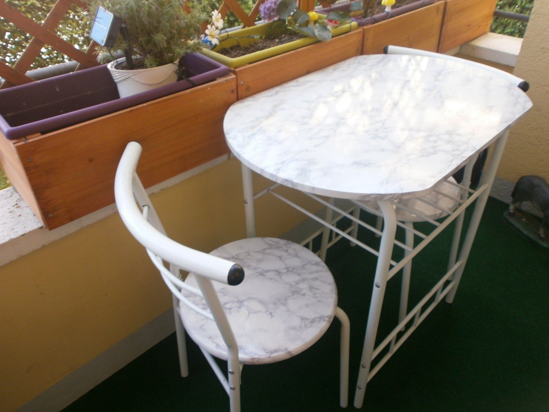 Set di tavolo e panche: Kleines Balkonset Marmor-Optik weiss, 2er Sitzgruppe – Usato da Pratteln venduto da Sorbet 1