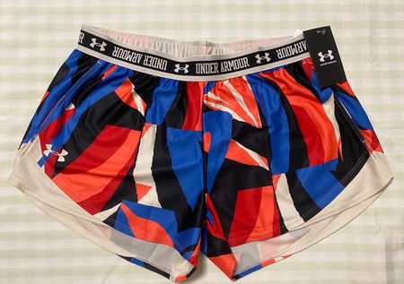 2 Paar Damen Shorts Under Armour Grösse M NEU