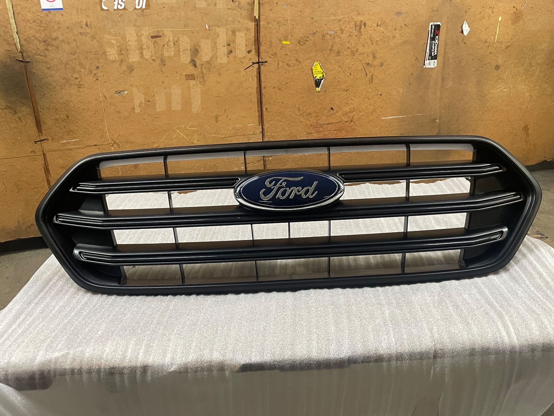 Ford Tutti pezzi di ricambio auto: Ford Transit Custom Kühlergrill 2018 - 2023 NEU – Nuovo e nell'imballaggio originale da Horgen venduto da gogo-30 1