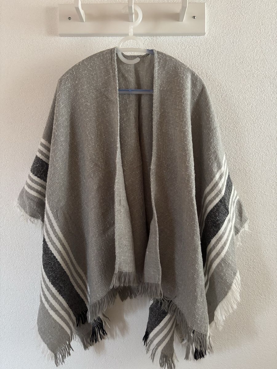 Altro in Moda donna: Pancho gris – Usato da Grandvillard venduto da Elsa.Del