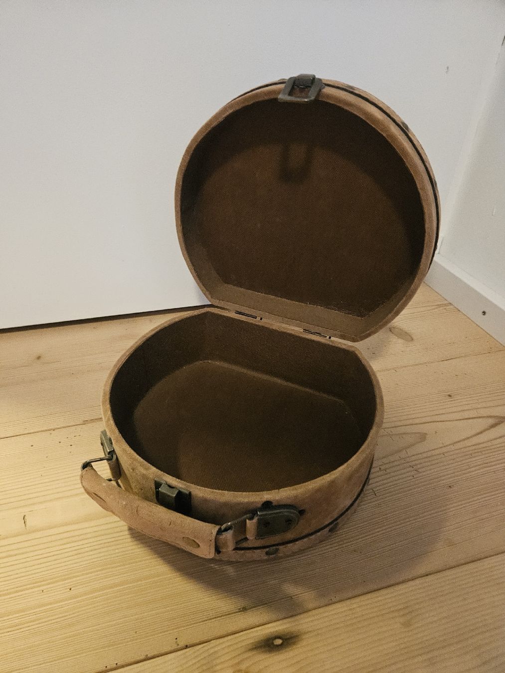 Valises de voyage: Kleiner brauner Dekokoffer – D'occasion à Flüeli-Ranft par tab_hsm7
