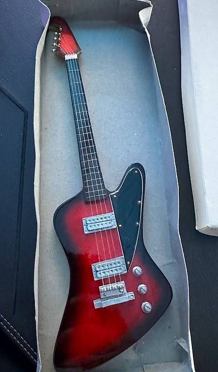 Statuette: Model / Mini Bass im Stil einer Gibson Thunderbird – Usato da Oberglatt ZH venduto da Chrisbee