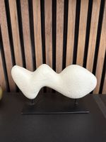 Dekorative Skulptur weiss auf Ständer guter Zustand