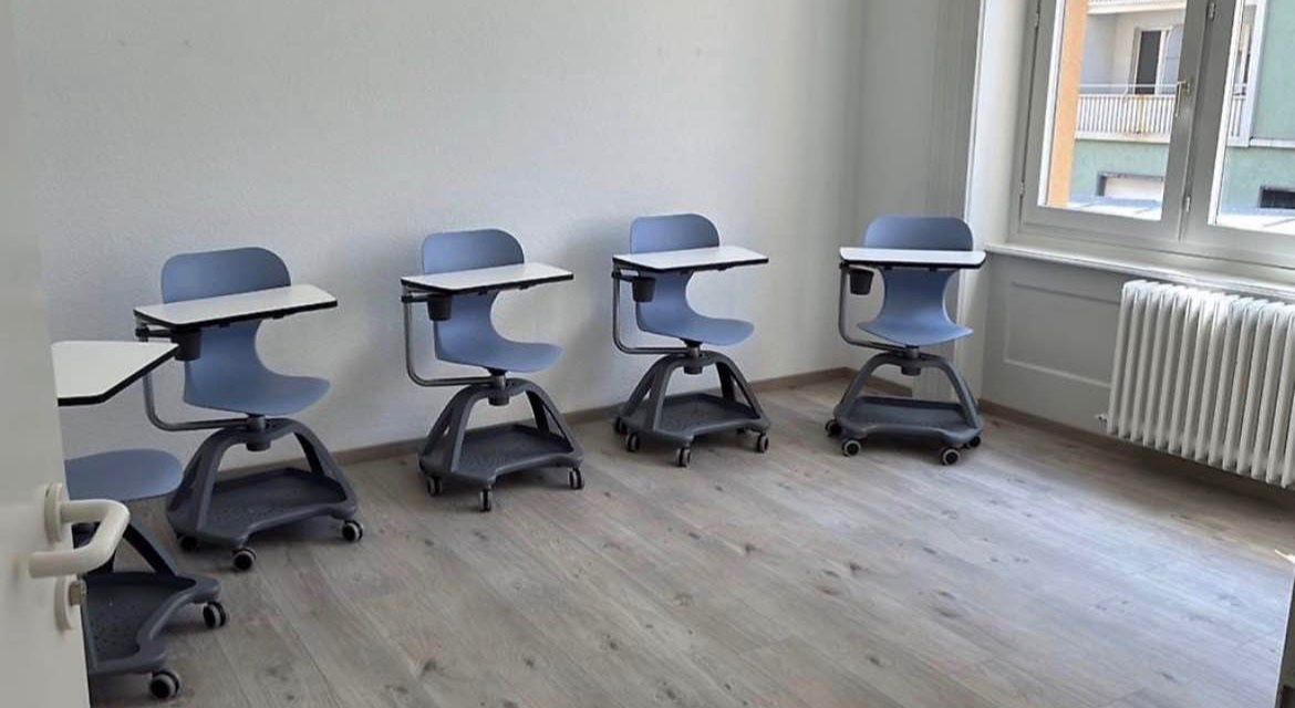 Stühle: 5 chaises-bureau sur roulettes avec tablette écritoire – Gebraucht aus Bulle von lau_ygq6