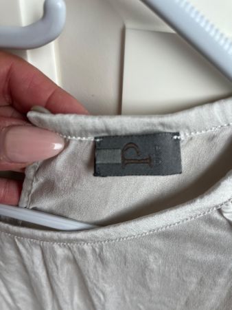 Neue silbrige Bluse aus Seide
