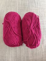 Garn: 2 fuchsia Wollknäuel / 2 balls of fuchsia yarn