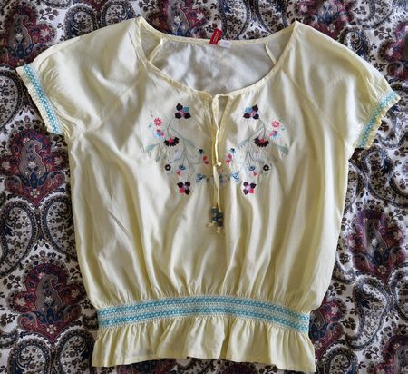 Romantische hellgelbe Bluse mit floraler Stickerei