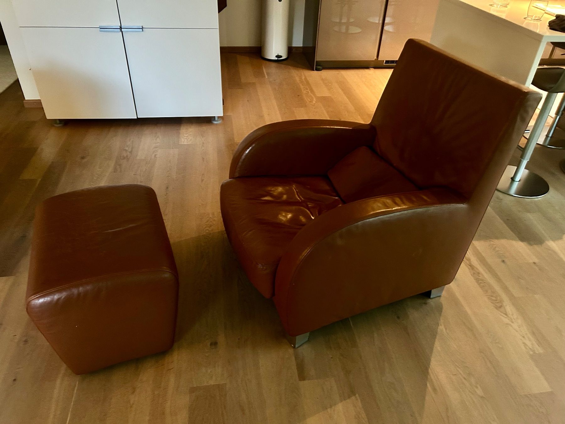 Ligne Roset Poltrone: Ligne Roset Ledersessel Jonathan mit Hocker – Usato da Binningen venduto da dan_gb6l 1