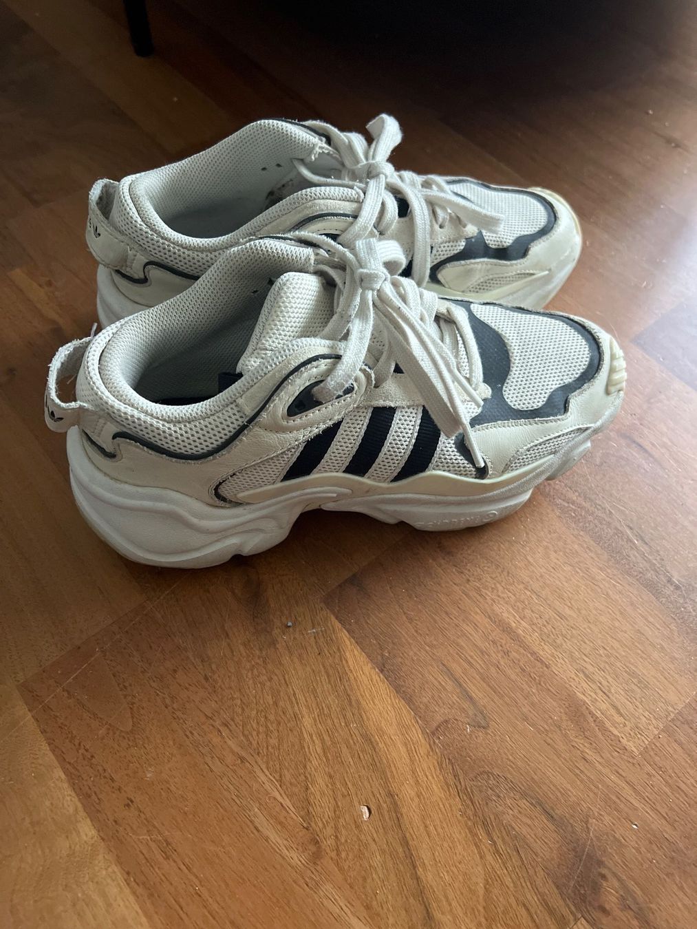 Adidas Scarpe da donna: Adidas Magmur Runner 37 1/3 – Usato da Jona venduto da Sariksa