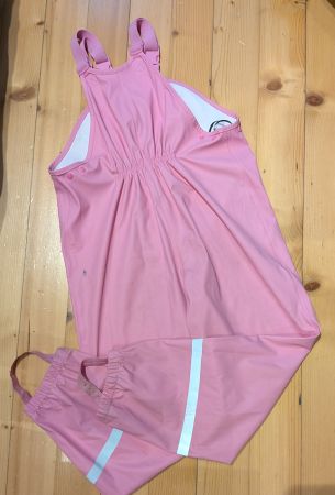 Regenhose rosa mit Trägern Grösse 140