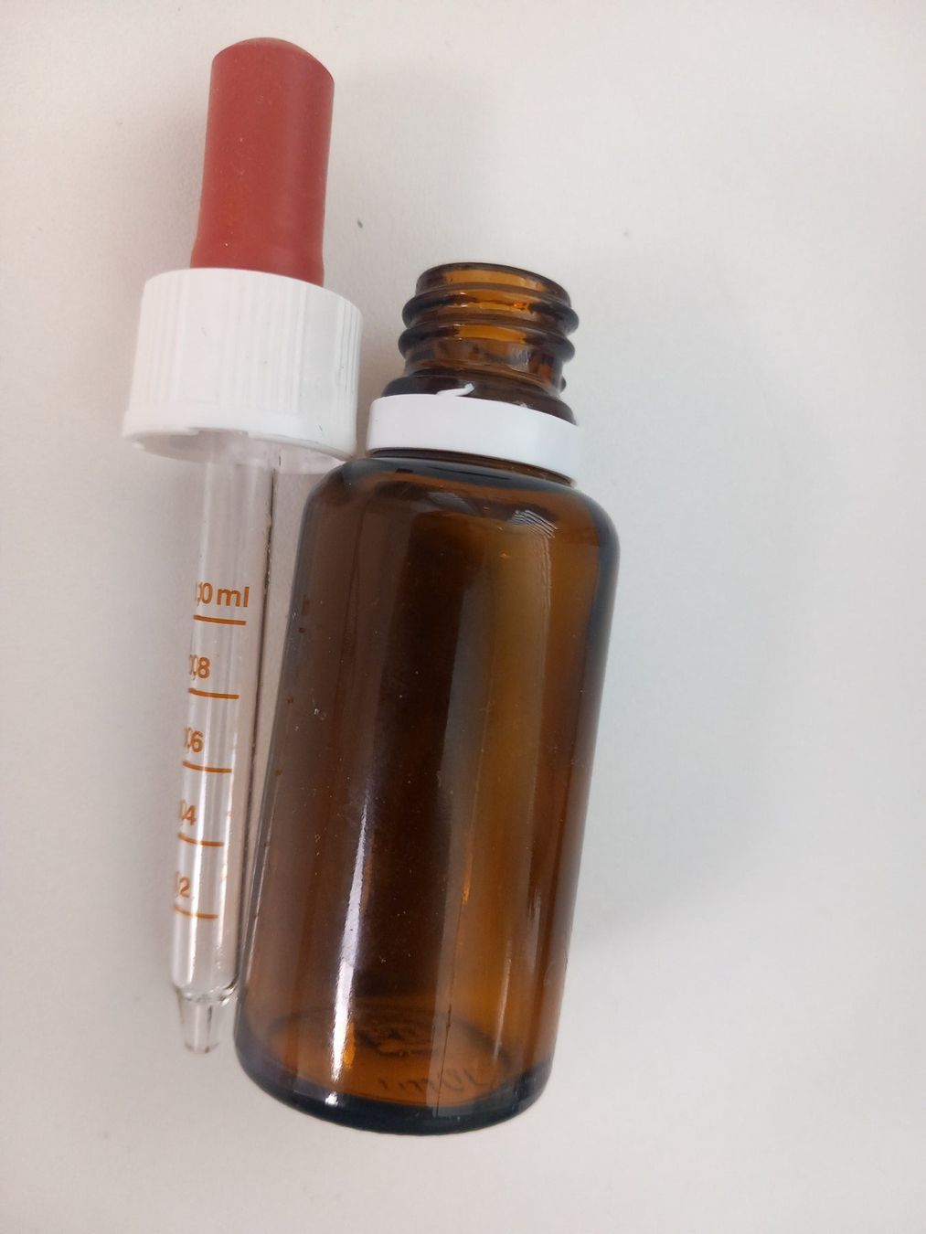 Apparecchiature e tecnologia a gas: Braunglasflasche mit Pipette 30ml, graduiert – Nuovo (secondo la descrizione) da Oensingen venduto da SpiPhEg46