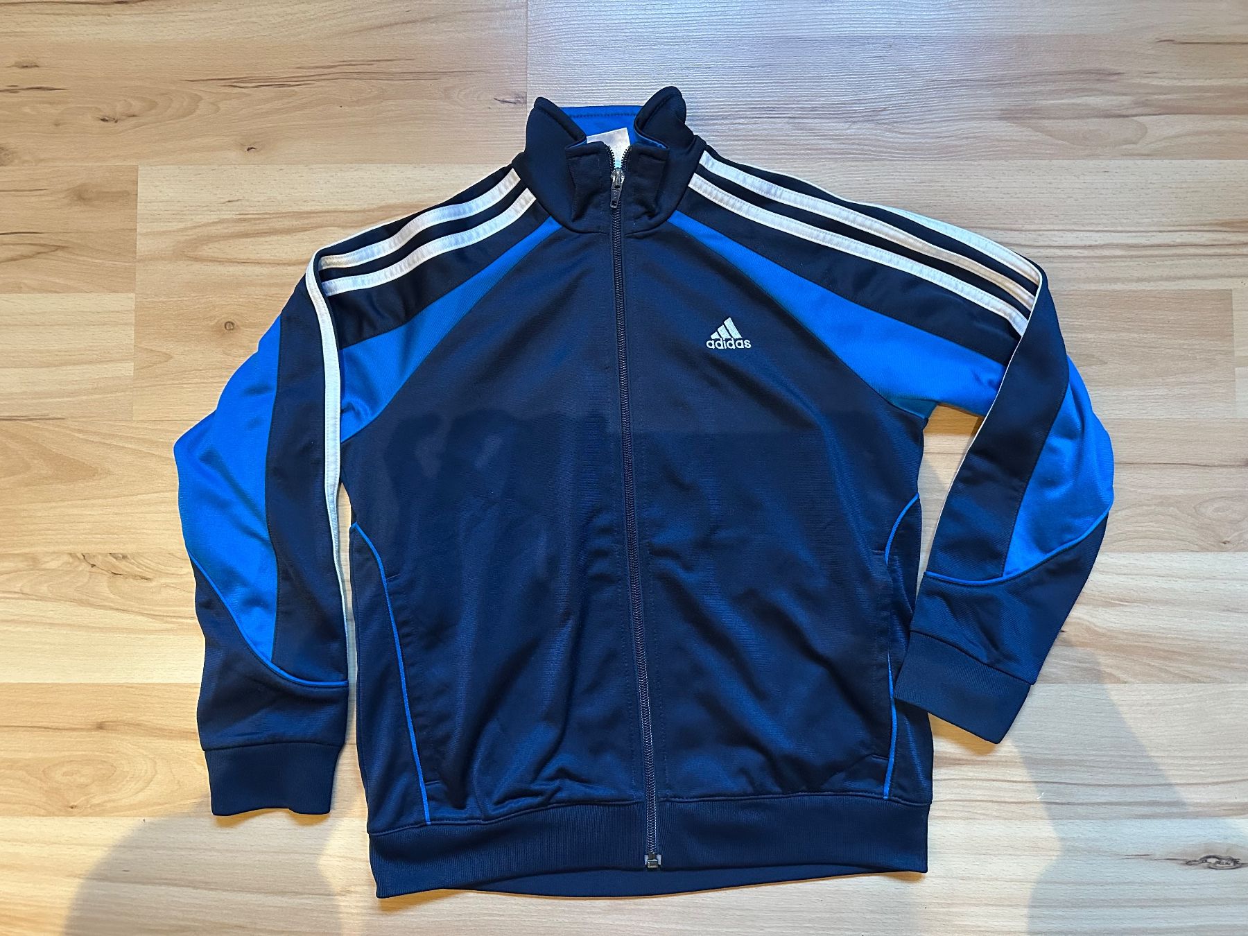 Adidas Giacche & Cappotti: Trainingsjacke Adidas Grösse 140 – Usato da Hausen AG venduto da dege02