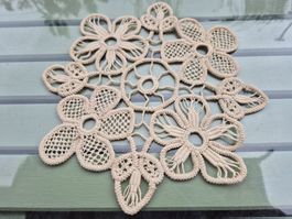Handgemachte Deckchen, beige, neuwertig