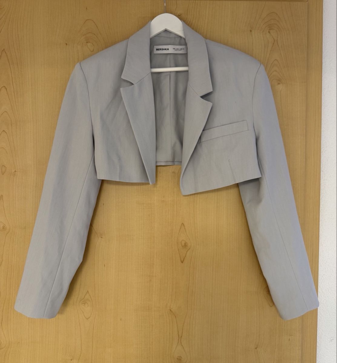 Bershka Completi & Tailleur: BERSHKA KURZBLAZER HELLGRAU – Usato da Rorschach venduto da Tara234 1