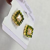 Goldfarbene Ohrstecker mit grünen Strasssteinen – Neu 574