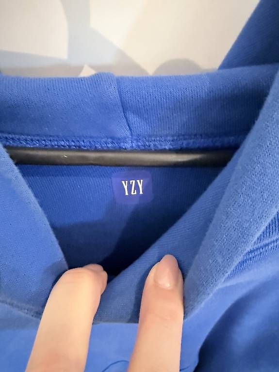 Maglioni & Felpe: Yeezy Hoodie – Usato da Langenthal venduto da AliceAmmann 1
