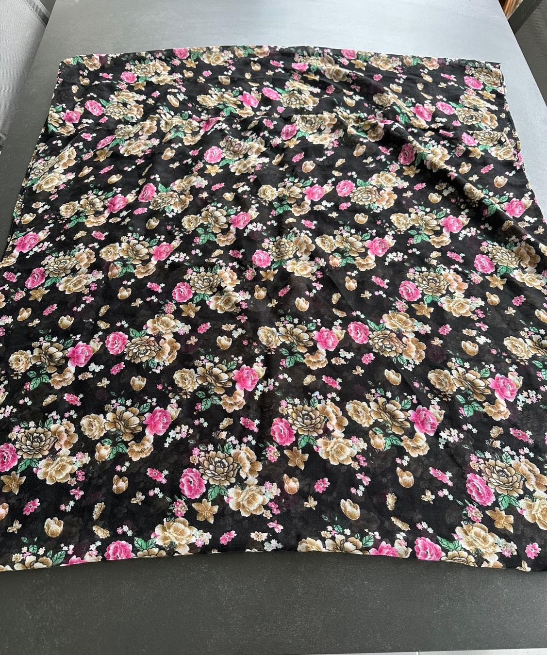 Foulards, Tücher & Schals: Sommer Schal mit Blumenmuster, schwarz – Gebraucht aus Olten von MattRed