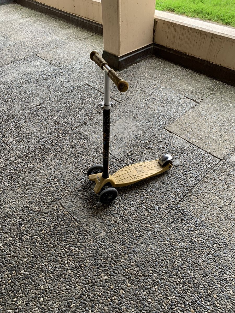 Micro Kickboard: Kids micro gold Scooter  - 3 Wheels  – Gebraucht aus Küsnacht ZH von ngad93 2