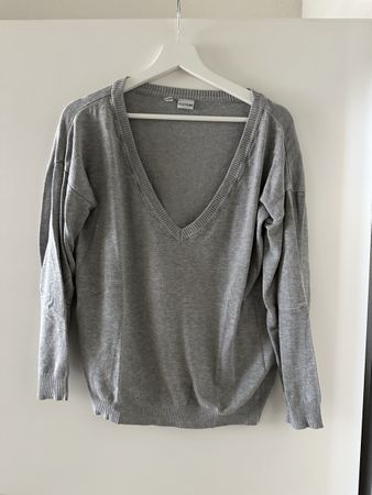 Grauer Bodyflirt V-Ausschnitt Pullover Gr. 36/38
