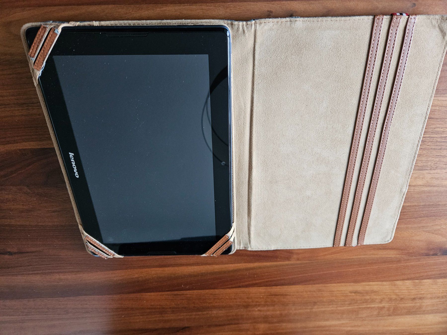 Lenovo Tablet PC: Lenovo Tablet mit Hülle – Usato da Untervaz venduto da FullFlap777