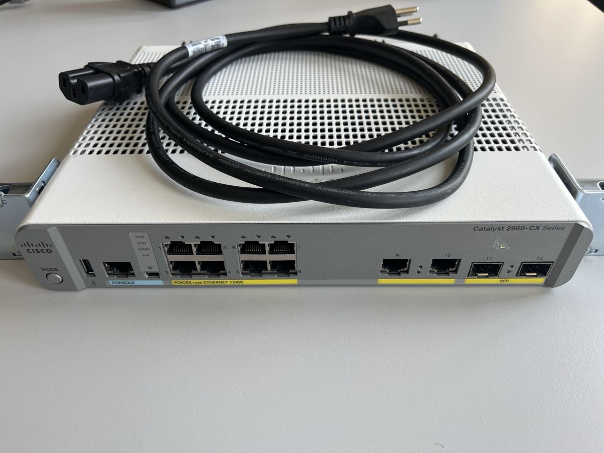 Cisco Hubs & Switches: Cisco Catalyst 2960-CX Switch 8 Port PoE 124W mit Kabel – Gebraucht aus St. Urban von GPSPython