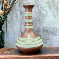 Ancien vase en céramique avec détails bleu et dorés