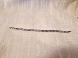 Elegantes Armband mit Zirkonia-Steinen